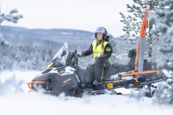 Kelkkailija lumisissa maisemissa 